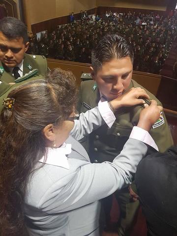 Una madre de familia impone el grado su hijo.