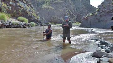 Personal del municipio, en una de las inspecciones a las aguas del río Pilcomayo.