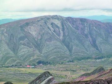 Una montaña rodea la población.