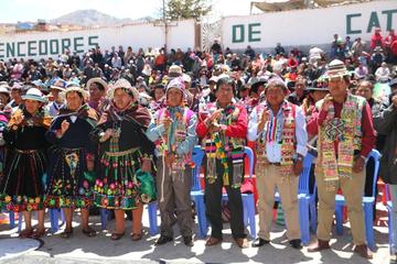 Posesionan a los mandos originarios