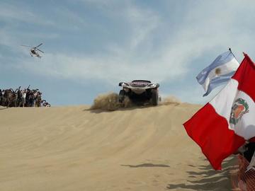 El príncipe catarí muestra su destreza tras el volante.