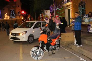 La rifa solidaria “Salvemos a Real Potosí” se cumplió ayer, en el frontis de la Gobernación.
