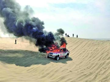 Automóvil de la pilota Reina se incendia