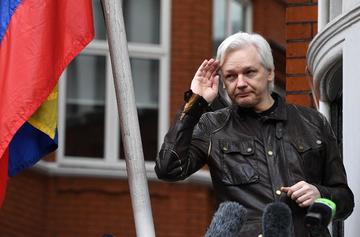 Ecuador nacionaliza a Assange y Londres niega estatus diplomático