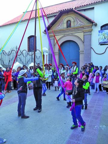 La demostración de la danza del trenzado.