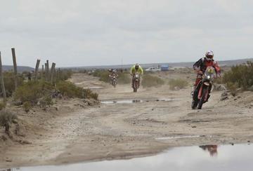 Tres competidores hacen su paso por una población potosina.