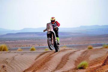 El boliviano Daniel Nosiglia conduce su motocicleta Husqvarna.