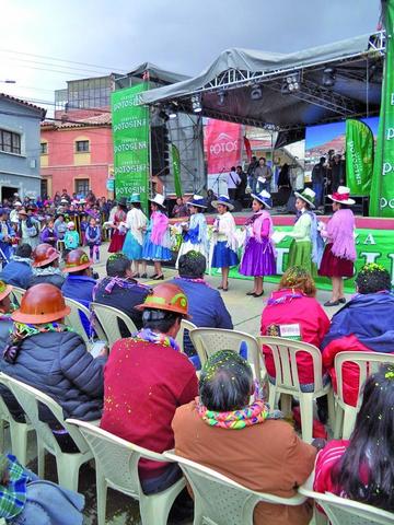 El baile de las cholas amenizó la jornada.
