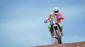 El “Chavo” Salvatierra no pudo terminar la carrera porque se rompió el chasis de su moto.