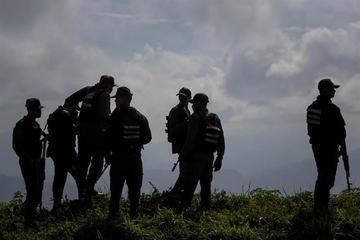 Agentes prestan guardia en los alrededores del lugar donde se realiza una operación contra el grupo liderado por el poli
