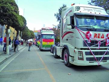 La marcha con los carros de alto tonelaje llamó la atención ciudadana.