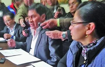 El gobernador Juan Carlos Cejas, en conferencia de prensa.