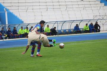 Gerardo Yecerotte es interceptado por Jorge Ayala.