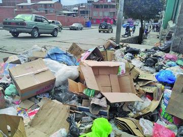 Promontorios de basuras causan protesta de vecinos