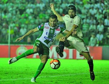 Yasmani Duk (i) pugna el balón con un rival.
