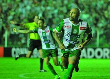 Maximiliano Freitas festeja la segunda conquista de su equipo.