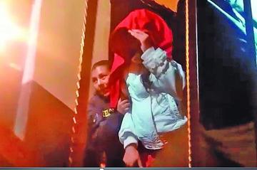 Ayer se entregó enamorada del presunto asesino de una pareja