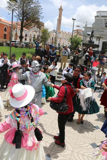 El baile y canto se cumplió en la plaza 10 de Noviembre.