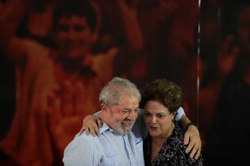 El expresidente brasileño abraza a la también exmandataria Dilma Rousseff.