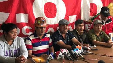 El ejecutivo del ente matriz de los trabajadores, Guido Mitma, junto a otros dirigentes.