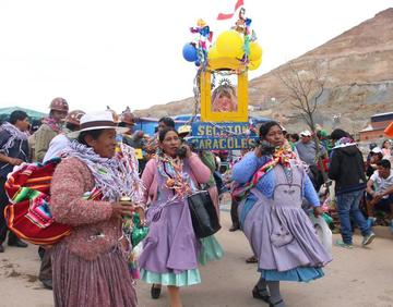 En la fiesta participan también mujeres que trabajan en el Cerro Rico.