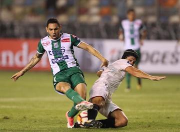 Werner Schuler (d) pelea el balón con Meza.