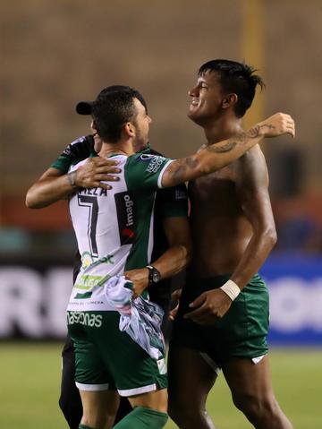 Los jugadores verdolagas festejan el gol que les dio el pase.