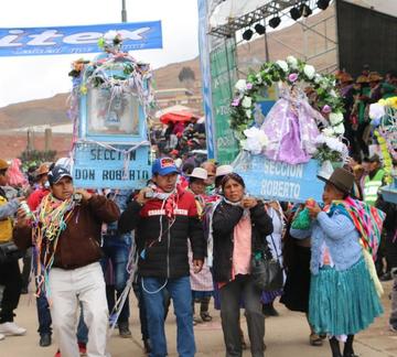 La bajada del Tata Ck'accha (Cristo de la mina) y la virgen Candelaria.