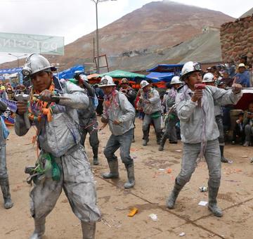 Un grupo de bailarines muestra la danza de los mineritos.