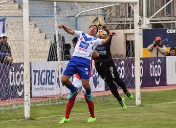 Carlos Saucedo trata de cabecear el balón.
