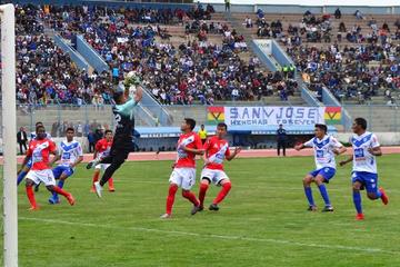 El meta Jorge Ruth descuelga el balón.