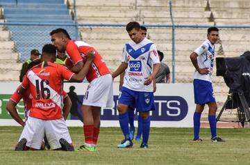 Los jugadores del equipo potosino festejan uno de los goles.