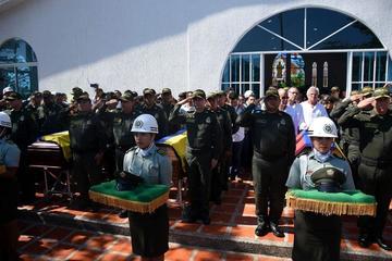 Rinden homenaje a los oficiales que perdieron la vida en un atentado con explosivos contra el cuartel del barrio San Jos