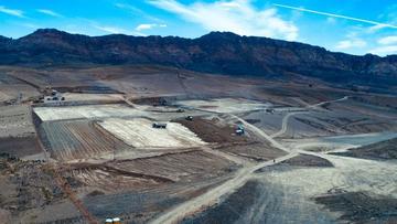 El movimiento de tierras concluye y viene la construcción de la planta y otras infraestructuras.