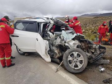 La colisión frontal de autos cobra vida de una persona 