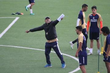El técnico Milton Maygua explica la práctica a sus dirigidos.