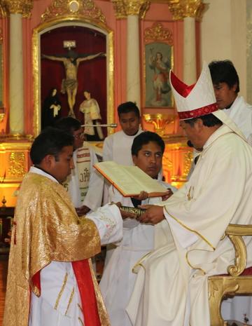 Monseñor Centellas entrega la Biblia.