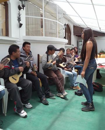 La artista Luciel Espinoza comparte sus conocimientos con los músicos.
