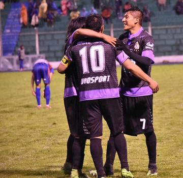 Los jugadores realistas celebran uno de los goles.