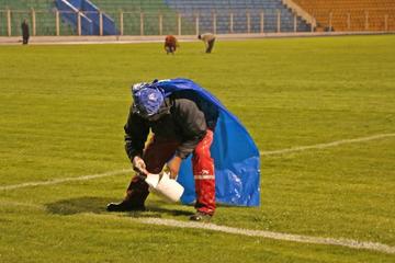 Funcionarios del Sedede demarcan la cancha minutos antes del cotejo.