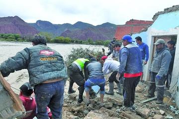 Los trabajos continúan en algunas casas desplomadas en Tupiza.
