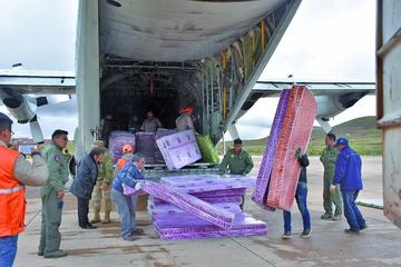 La ayuda humanitaria llega a Tupiza. El Hércules aterrizó en el aeropuerto potosino.