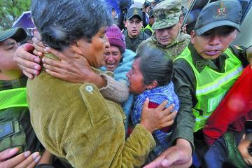 Las familias que perdieron su casa lloraron frente a Evo Morales.