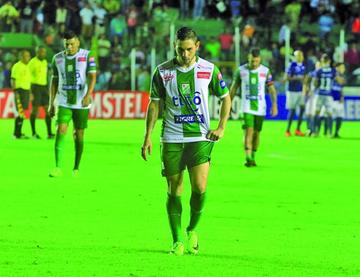 Los jugadores refineros salen cabizbajos.