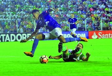 El delantero Gilbert Álvarez esquiva a su marcador.