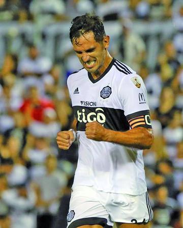 El delantero Roque Santa Cruz celebra su gol.