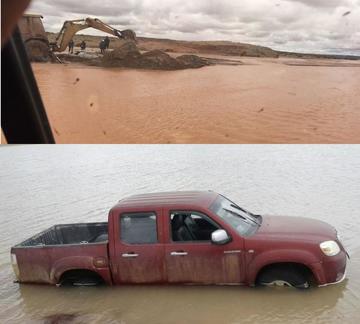 Los vehículos fueron rescatados por la maquinaria pesada.