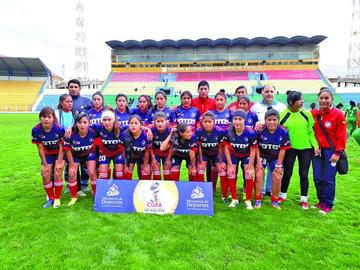 El plantel completo de la selección potosina de damas.