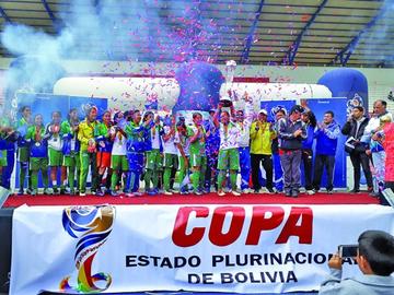 Las jugadoras benianas celebran el título del torneo.