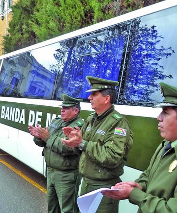 Entregan un ómnibus a  la banda de la Policía